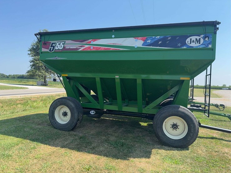 2020-j&m-555-gravity-wagon,-almost-like-new,-used-two-season,-surge-brakes,-roll-tarp,-extendable-tongue,-left-hand-unload-image-3