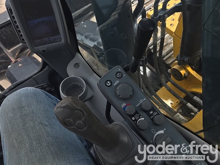 2022-deere-130g-image-85