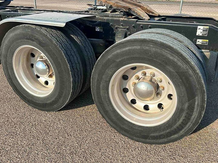 2013-peterbilt-367-image-7