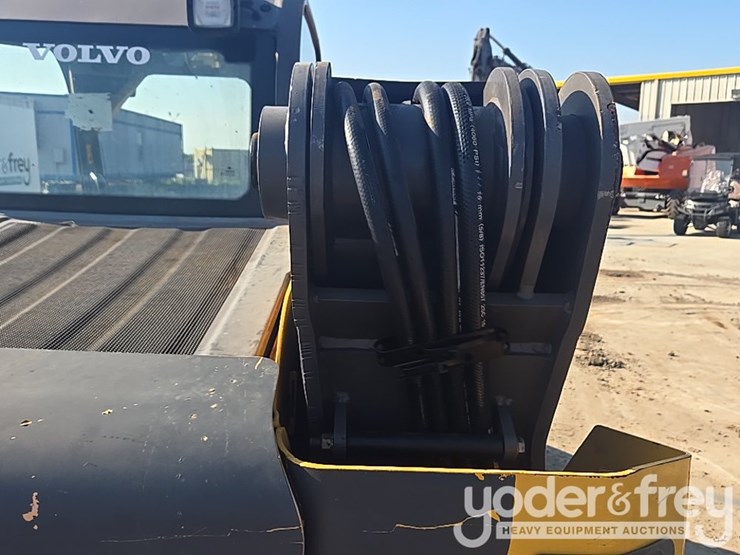 2012-volvo-mc135c-image-34