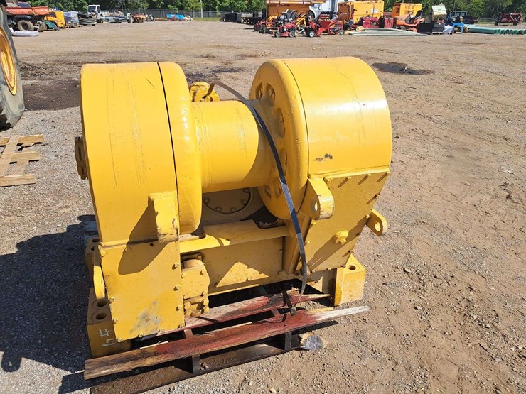 cat-winch-for-dozer-image-1