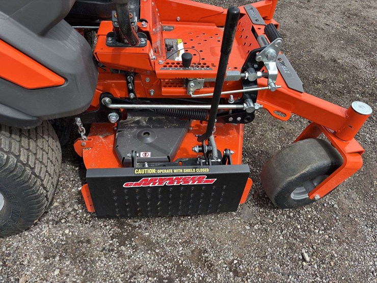 2022-husqvarna-zero-turn-mower-image-11