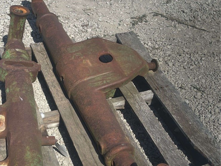 john-deere-model-b-wide-front-end-housing-image-1