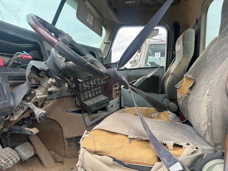 2011-freightliner-cornado-(inoperable)-image-5