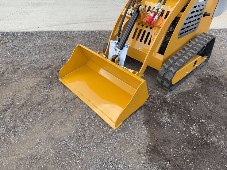 sdll30-stand-on-skid-loader-image-10
