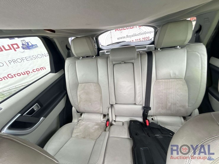 2017-land-rover-discovery-suv-image-21