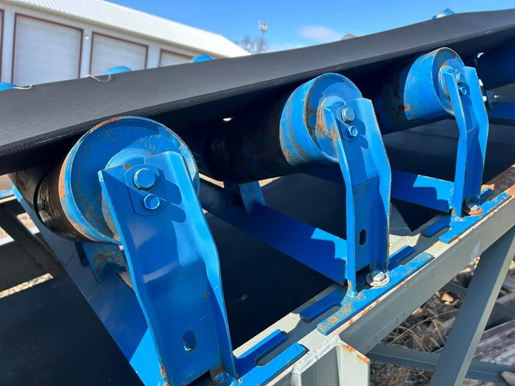 #115-•-2021-earthworm-st80-wheeled-radial-stacker-image-10