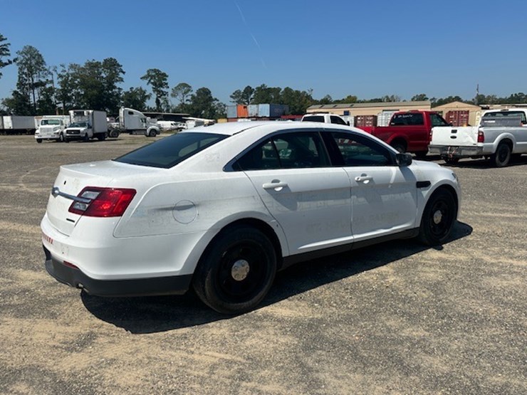 #23002-•-2017-ford-taurus-image-3