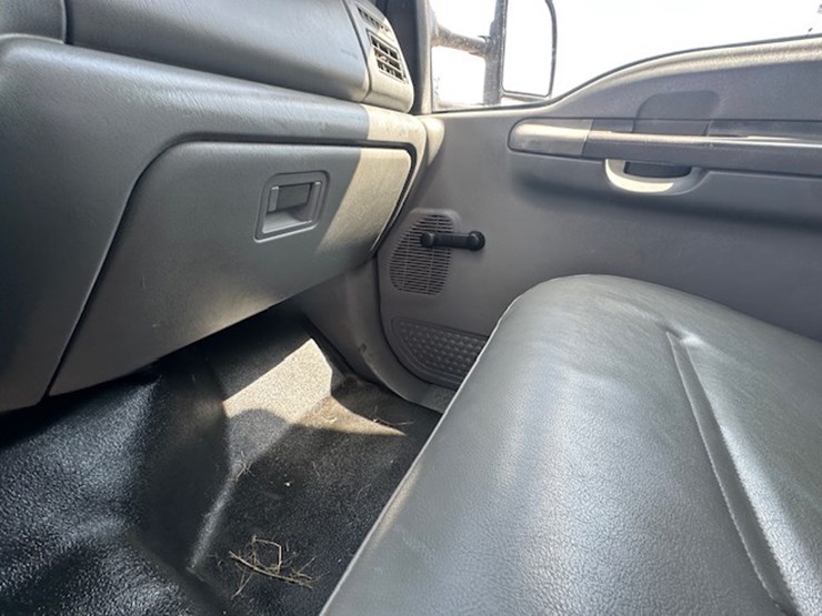 2003-ford-f550-image-42