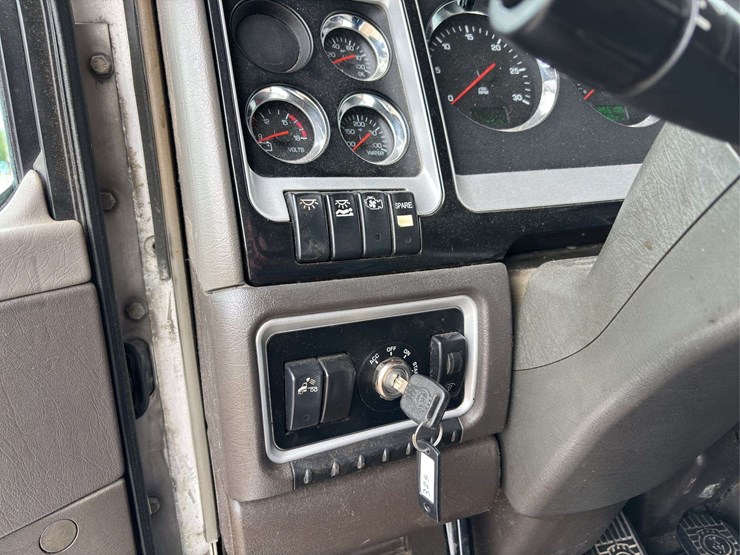 2013-kenworth-t660-image-35