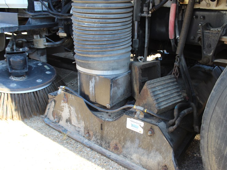 2005-freightliner-fl70-image-6