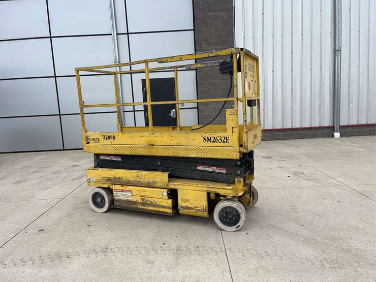 1999-grove-sm2632-scissor-lift-image-1