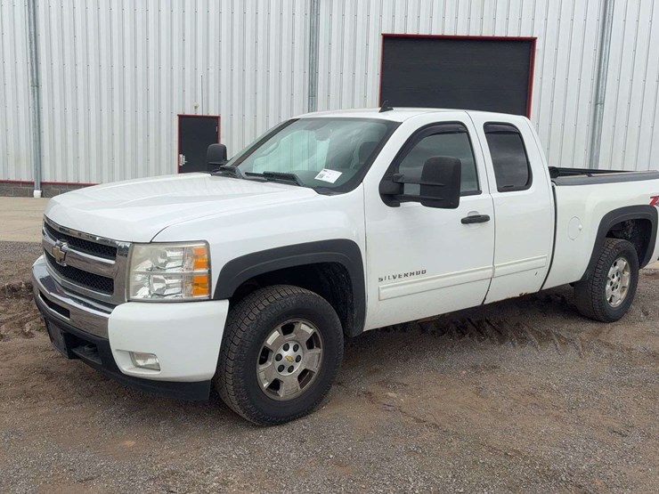 2011-chevrolet-silverado-image-1