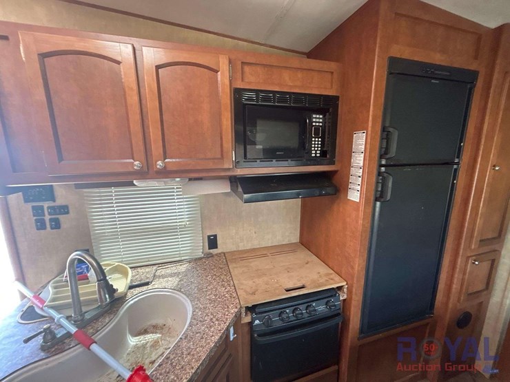 2015-revere-shasta-27db-5th-wheel-travel-trailer-image-10