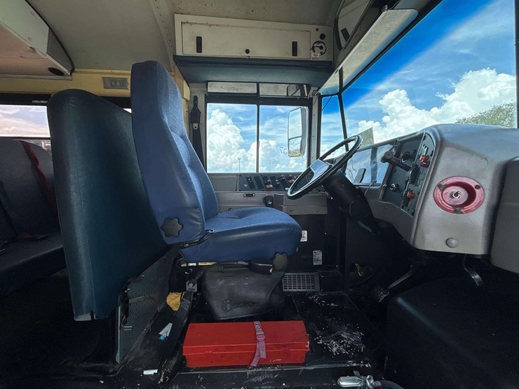 2004-ic-corporation-3000ic-school-bus-image-12
