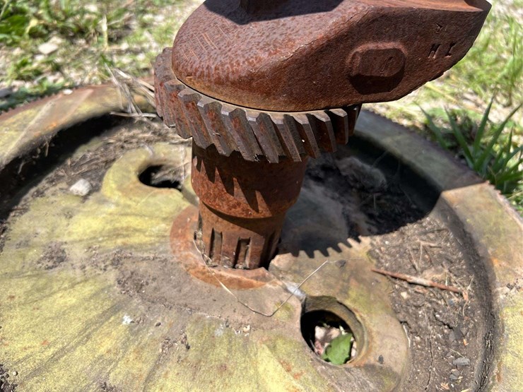john-deere-model-g-flywheel-and-crankshaft-image-3
