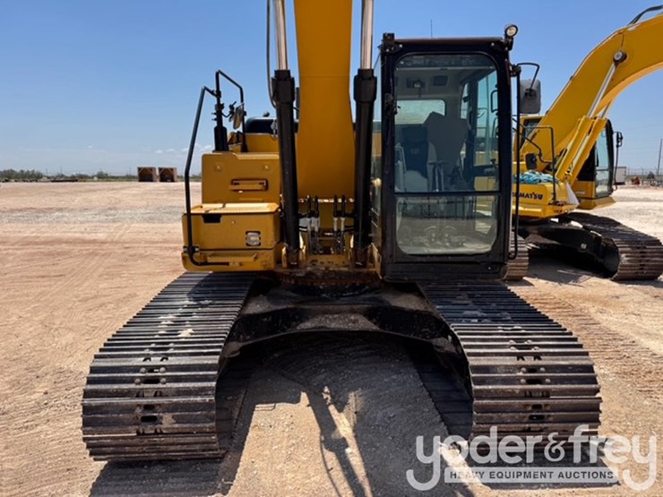 2017-caterpillar-320-image-5