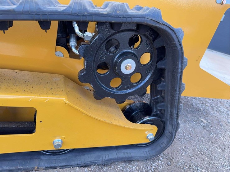 sdll30-stand-on-skid-loader-image-17