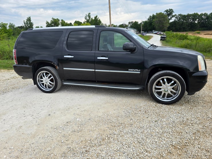 2011-gmc-yukon-xl-image-32