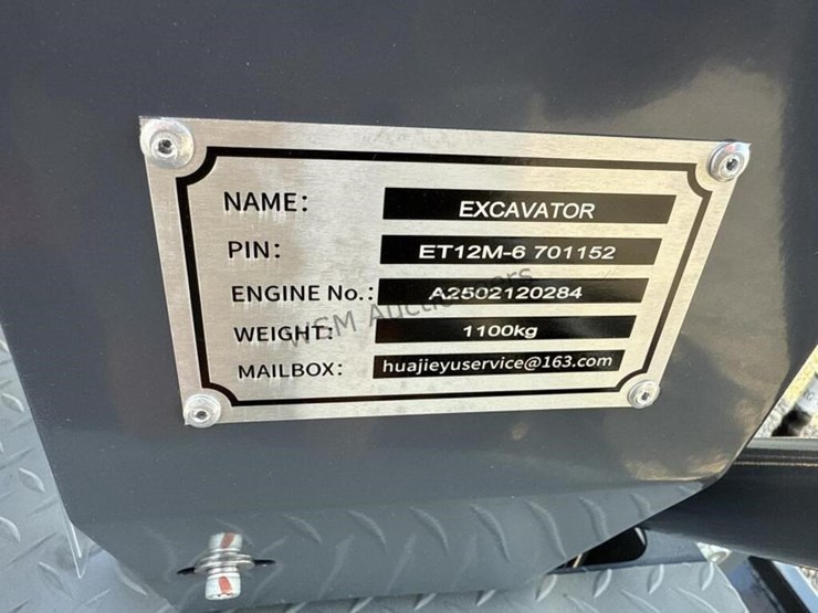 battler-et12m-mini-excavator-image-12
