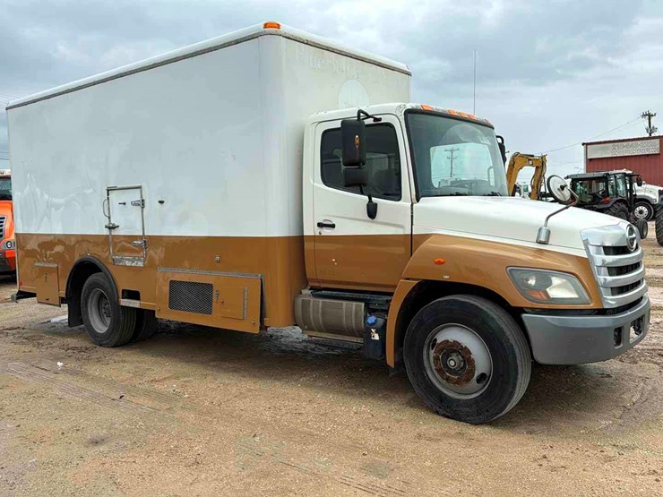 2015-hino-box-truck-image-3