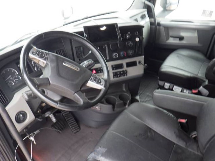 2020-freightliner-cascadia-126-image-13