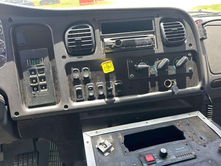2009-freightliner-m2-106-medtec-ambulance-image-15