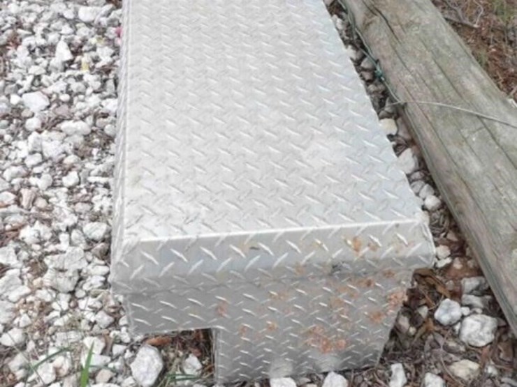 diamond-plate-truck-box---55"-image-1