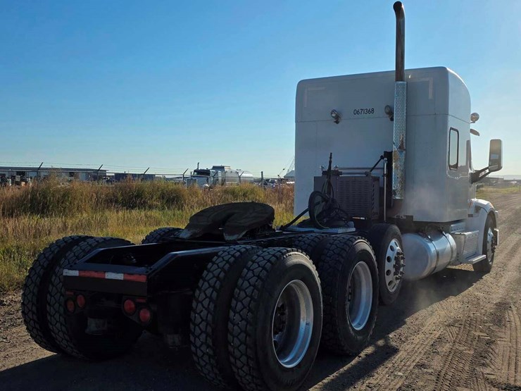 2017-peterbilt-567-image-8