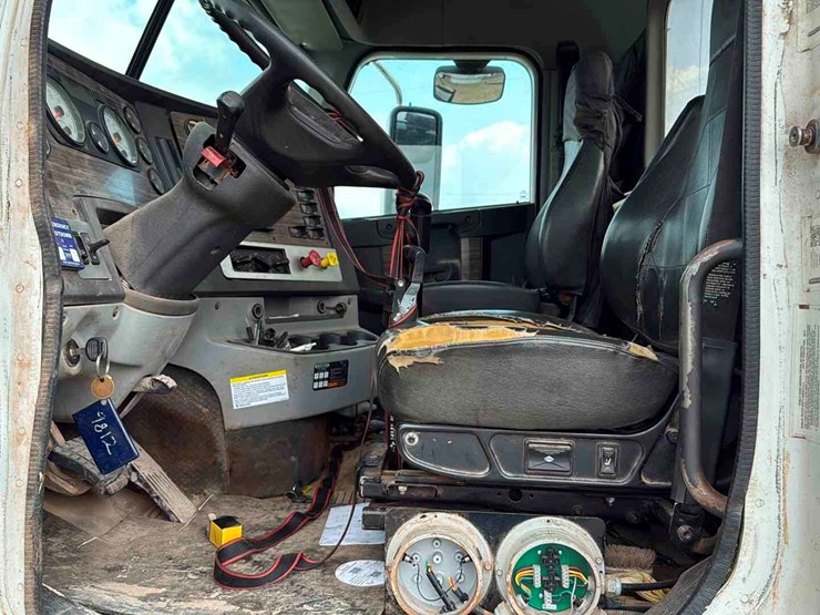 2016-(inoperable)-freightliner-sd122-image-12