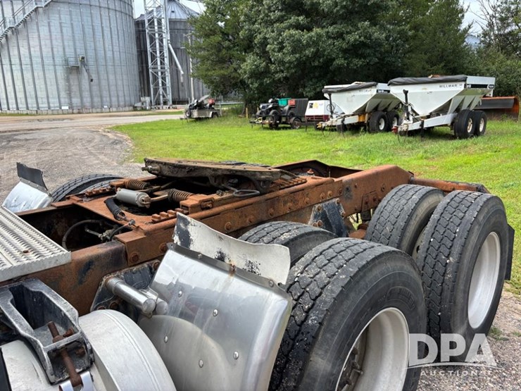 2002-peterbilt-379-image-43