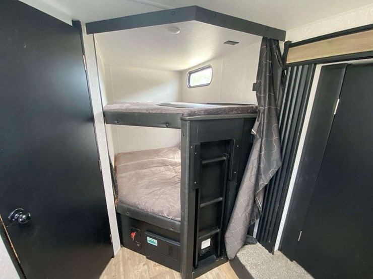 2022-forest-river-cherokee-grey-wolf-26brb-patriotic-edition-32ft.-t/a-travel-trailer-image-15