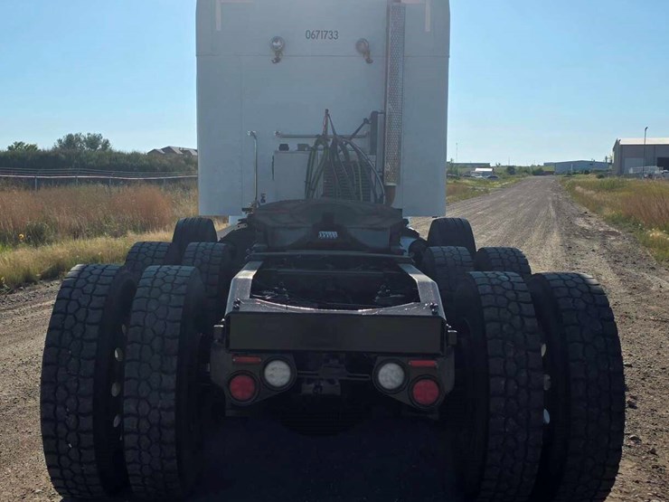 2020-peterbilt-567-image-3