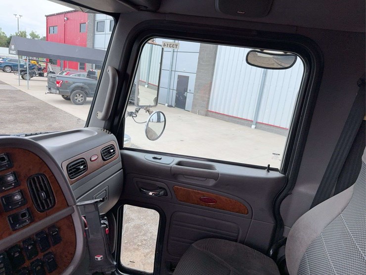 2008-peterbilt-388-image-49