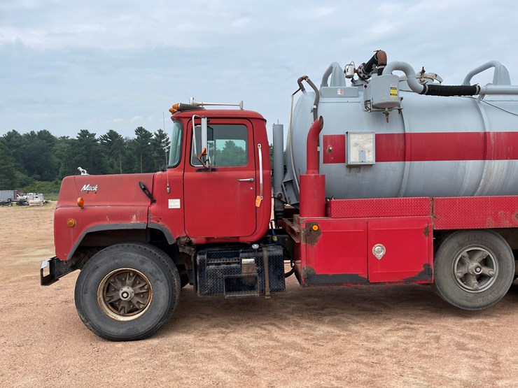 #4728-•-1995-mack-tri-axle-water-tank-truck-(has-wi-title)-image-18
