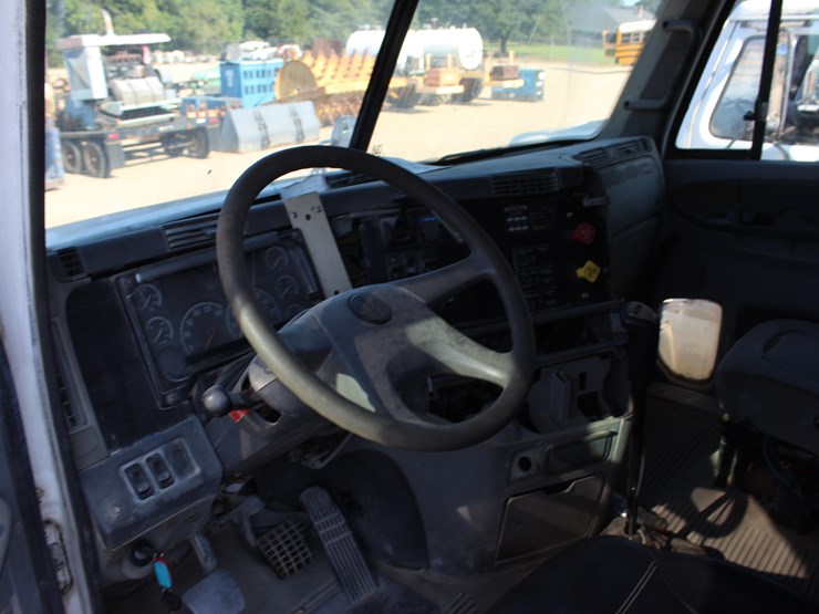 #22943-•-2005-freightliner-|-parts-or-repair-image-8