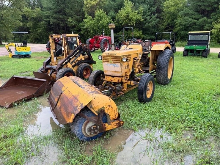 deutz-industrial-tractor-with-broom-image-3