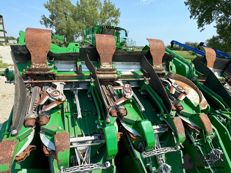 2023-john-deere-c12f-image-8