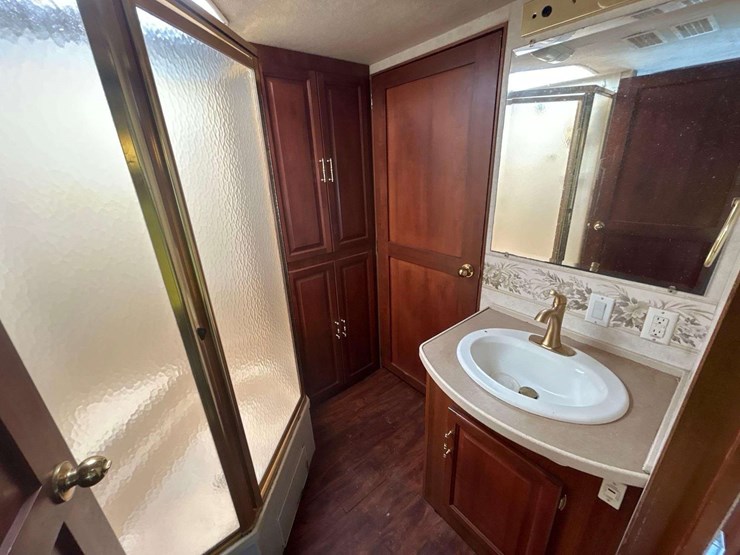 2002-fleetwood-expedition-36ft-motorhome-image-13
