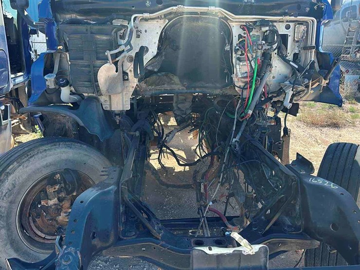 2015-freightliner-cascadia(inoperable)-image-3