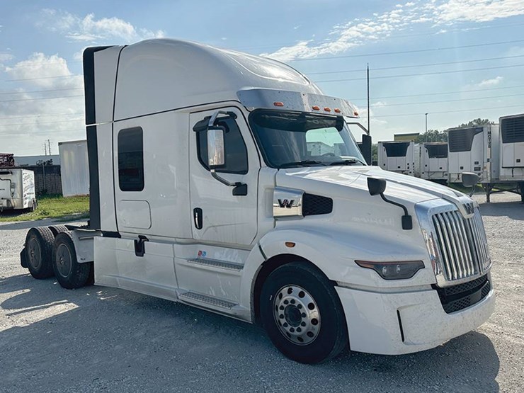2024-western-star-57x-image-2
