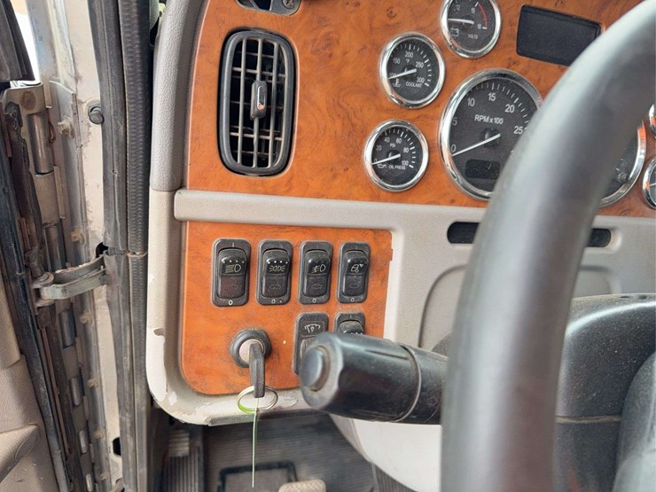 2008-peterbilt-388-image-55