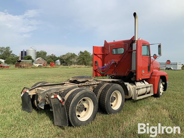 2000-freightliner-fld120-image-5