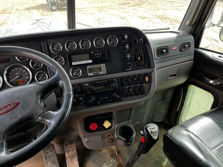 2013-peterbilt-388-image-12