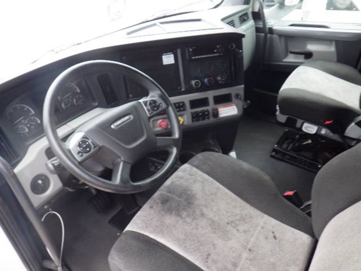 2022-freightliner-cascadia-126-image-9