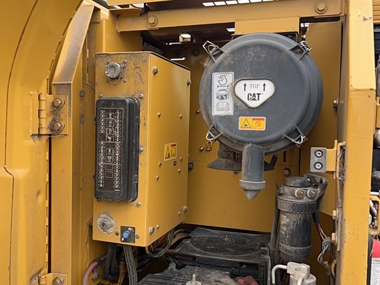 caterpillar-320-image-24