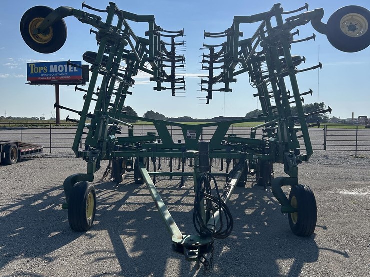 2004-john-deere-2210-image-2