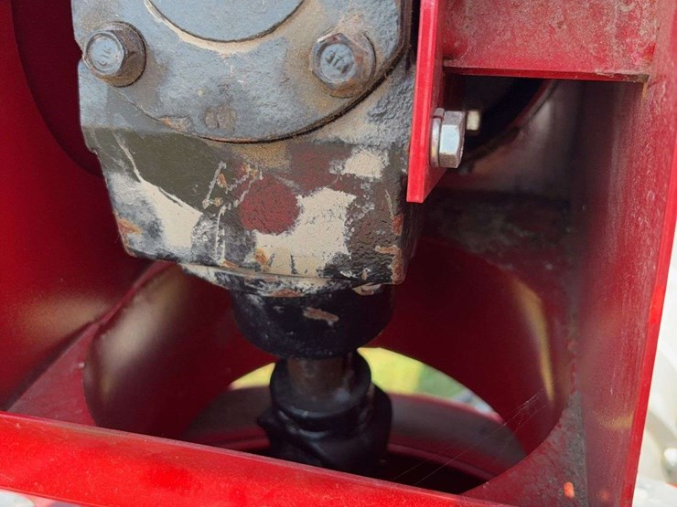 new-2023-agi-hutchinson-hx8-61-swing-away-auger,-540pto,-hyd-lift,-never-used-image-15