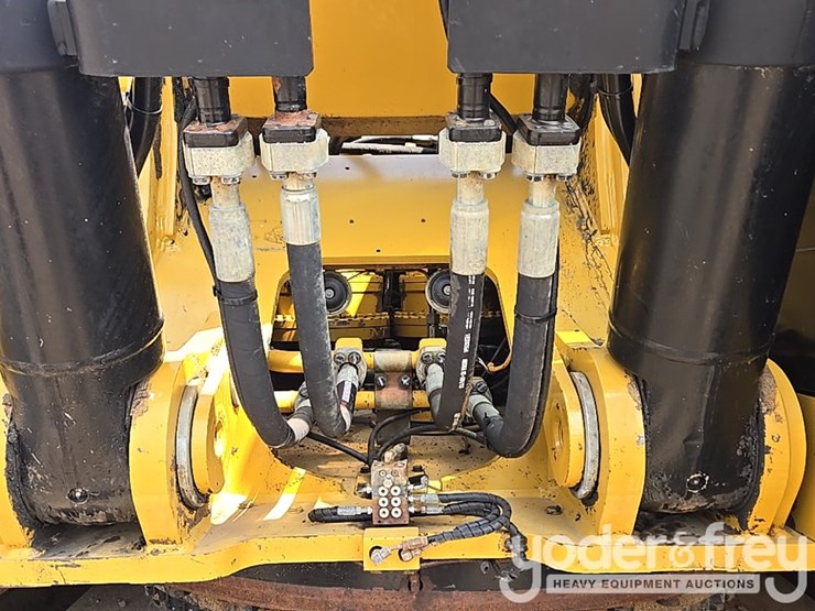 2021-caterpillar-349-image-32