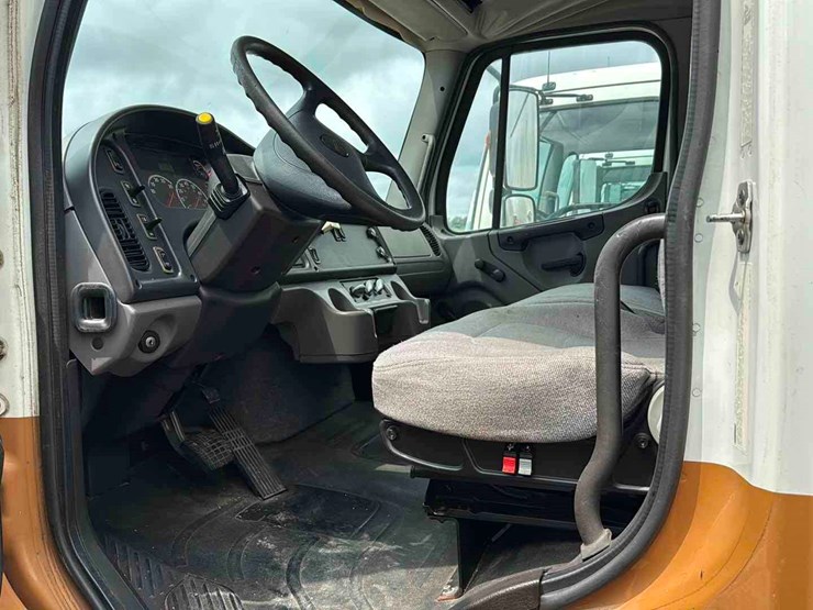 2011-freightliner-m2-image-7